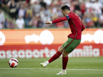 Der 37 Jahre alte Cristiano Ronaldo hatte im Hinspiel gegen die Schweiz zwei Tore erzielt. Der 37 Jahre alte Cristiano Ronaldo hatte im Hinspiel gegen die Schweiz zwei Tore erzielt.