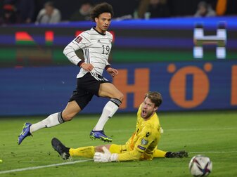 Bierhoff-Ansage an Sane: "Er muss sich selber helfen" Bierhoff-Ansage an Sane: "Er muss sich selber helfen"