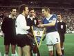 DDR-Auswahl-Kapitän Bernd Bransch (r) 1974 beim Wimpeltausch mit Franz Beckenbauer.