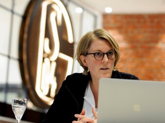 Vorständin Christina Rühl-Hamers berichtete über die Finanzen des FC Schalke 04. Vorständin Christina Rühl-Hamers berichtete über die Finanzen des FC Schalke 04.