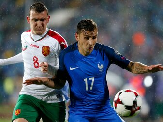 Der bulgarische Fußball-Nationalspieler Todor Nedelew (l) musste operiert werden. Der bulgarische Fußball-Nationalspieler Todor Nedelew (l) musste operiert werden.