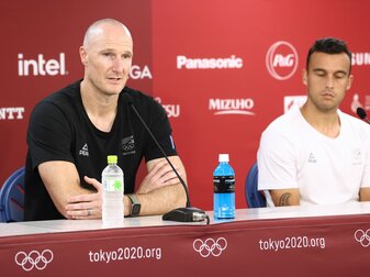 Neuseelands Nationaltrainer Danny Hay (l) auf einer Aufnahme aus dem Jahr 2021. Neuseelands Nationaltrainer Danny Hay (l) auf einer Aufnahme aus dem Jahr 2021.