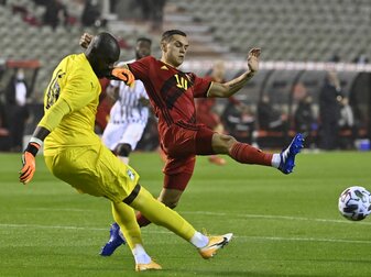 Der ivorische Torhüter Sylvain Gbohouo (l) bei einem Freundschaftsspiel gegen Belgien. Der ivorische Torhüter Sylvain Gbohouo (l) bei einem Freundschaftsspiel gegen Belgien.