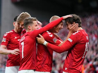 Die Dänen bejubeln das Führungstor von Jonas Wind (r). Die Dänen bejubeln das Führungstor von Jonas Wind (r).