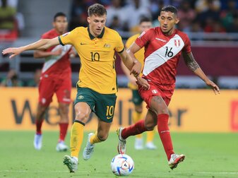 Australiens Ajdin Hrustic (l) im Zweikampf mit dem Peruaner Christofer Gonzales. Australiens Ajdin Hrustic (l) im Zweikampf mit dem Peruaner Christofer Gonzales.