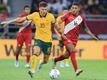 Australiens Ajdin Hrustic (l) im Zweikampf mit dem Peruaner Christofer Gonzales.