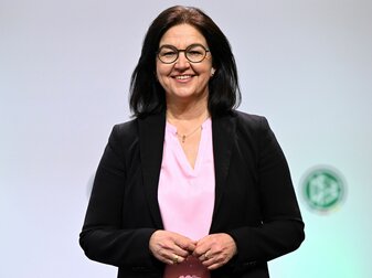 Die DFB-Generalsekretärin Heike Ullrich hat hohe Ansprüche an die Spielorte der Frauen-WM 2027. Die DFB-Generalsekretärin Heike Ullrich hat hohe Ansprüche an die Spielorte der Frauen-WM 2027.