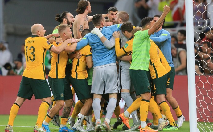 Australiens Spieler jubeln nach dem Sieg im Elfmeterschießen.
