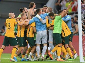 Australiens Spieler jubeln nach dem Sieg im Elfmeterschießen. Australiens Spieler jubeln nach dem Sieg im Elfmeterschießen.