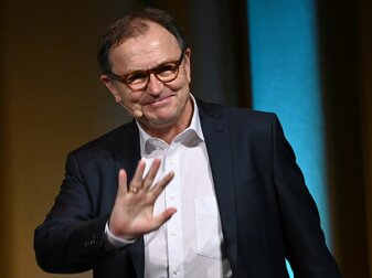 Wird den FC St. Pauli verlassen: Ewald Lienen. Wird den FC St. Pauli verlassen: Ewald Lienen.