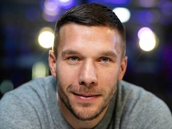 Der frühere Nationalspieler Lukas Podolski hat seinen Vertrag beim polnischen Erstligisten Gornik Zabrze gerade um ein Jahr verlängert. Der frühere Nationalspieler Lukas Podolski hat seinen Vertrag beim polnischen Erstligisten Gornik Zabrze gerade um ein Jahr verlängert.