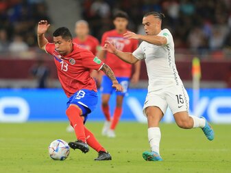 Costa Ricas Gerson Torres (l) schirmt den Ball vor Neuseelands Clayton Lewis ab. Costa Ricas Gerson Torres (l) schirmt den Ball vor Neuseelands Clayton Lewis ab.