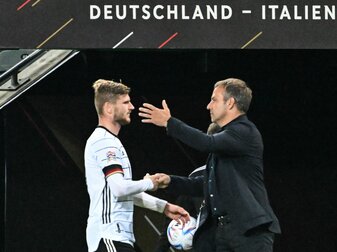 Timo Werner und Bundestrainer Trainer Hansi Flick freuen sich über den Kantersieg gegen Italien. Timo Werner und Bundestrainer Trainer Hansi Flick freuen sich über den Kantersieg gegen Italien.