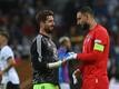 Deutschlands Torhüter Kevin Trapp (l) und Italiens Torhüter Gianluigi Donnarumma (r).