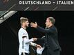 Timo Werner und Bundestrainer Trainer Hansi Flick freuen sich über den Kantersieg gegen Italien.