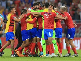 Die Spieler von Costa Rica feiern den Einzug in die WM-Endrunde.
