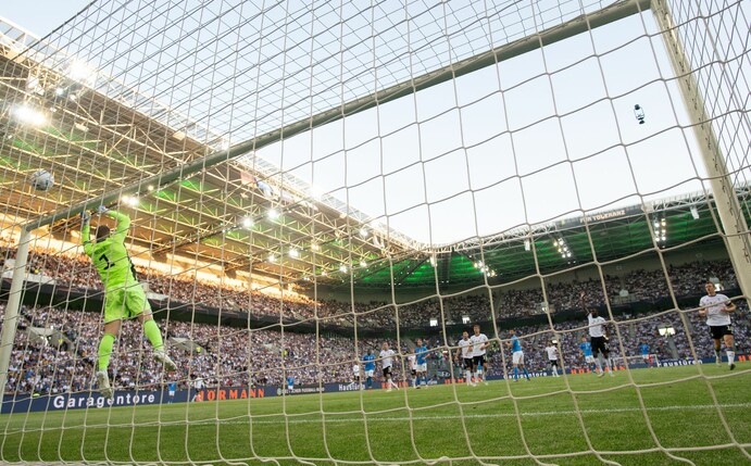 Während der Partie haben 15 Personen ein FIFA-kritisches Banner gezeigt und sollen daraufhin von der Polizei festgesetzt worden sein.