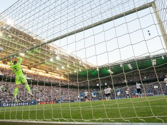 Während der Partie haben 15 Personen ein FIFA-kritisches Banner gezeigt und sollen daraufhin von der Polizei festgesetzt worden sein. Während der Partie haben 15 Personen ein FIFA-kritisches Banner gezeigt und sollen daraufhin von der Polizei festgesetzt worden sein.