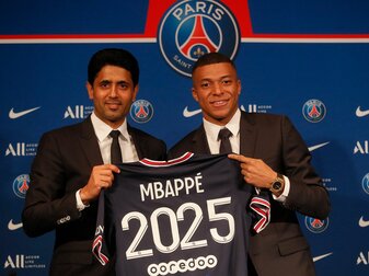 Kylian Mbappes (r) Vertrag bei PSG wurde zu deutlich erhöhten Bezügen verlängert.
