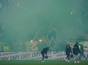Werder Bremen wurde für das Zünden von Pyrotechnik durch einiger Fans zu einer Geldstrafe verurteilt. Werder Bremen wurde für das Zünden von Pyrotechnik durch einiger Fans zu einer Geldstrafe verurteilt.