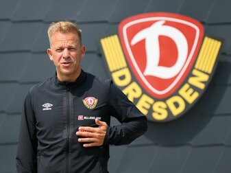Der neue Trainer des Drittligisten SG Dynamo Dresden, Markus Anfang, steht vor dem Dynamo-Logo. Der neue Trainer des Drittligisten SG Dynamo Dresden, Markus Anfang, steht vor dem Dynamo-Logo.