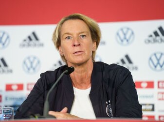 Bundestrainerin Martina Voss-Tecklenburg nimmt an einer Pressekonferenz in der DFB-Zentrale teil. Bundestrainerin Martina Voss-Tecklenburg nimmt an einer Pressekonferenz in der DFB-Zentrale teil.