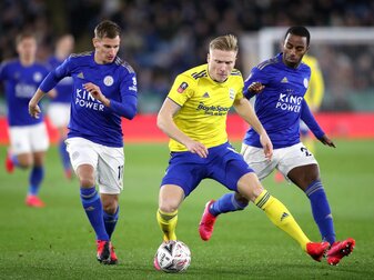 Birminghams Kristian Pedersen behauptet im Zweikampf mit Leicesters Marc Albrighton (l) und Ricardo Pereira den Ball. Birminghams Kristian Pedersen behauptet im Zweikampf mit Leicesters Marc Albrighton (l) und Ricardo Pereira den Ball.