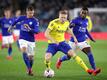 Birminghams Kristian Pedersen behauptet im Zweikampf mit Leicesters Marc Albrighton (l) und Ricardo Pereira den Ball.