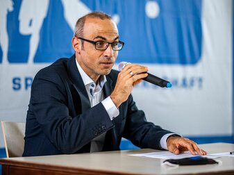 Der Geschäftsführer der Spielergewerkschaft VDV, Ulf Baranowsky, spricht während einer Pressekonferenz zu den Journalisten.