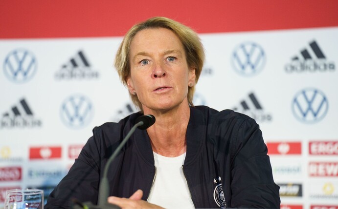 Bundestrainerin Martina Voss-Tecklenburg nimmt an einer Pressekonferenz in der DFB-Zentrale teil.