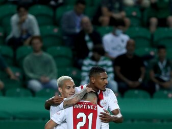 Soll beim BVB im Gespräch sein: Sébastian Haller (r) von Ajax Amsterdam beim Torjubel mit Teamkollegen. Soll beim BVB im Gespräch sein: Sébastian Haller (r) von Ajax Amsterdam beim Torjubel mit Teamkollegen.
