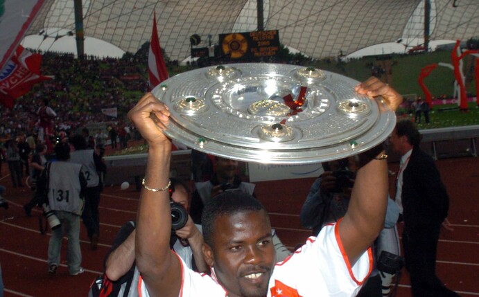 Bayern Münchens ghanaischer Abwehrspieler Samuel Kuffour stemmt 2005 die Meisterschale in die Höhe.