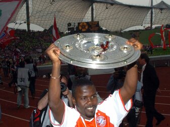 Bayern Münchens ghanaischer Abwehrspieler Samuel Kuffour stemmt 2005 die Meisterschale in die Höhe. Bayern Münchens ghanaischer Abwehrspieler Samuel Kuffour stemmt 2005 die Meisterschale in die Höhe.