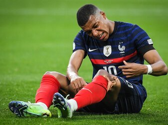 Nach seinem verschossenen Elfmeter im EM-Achtelfinale wurde Kylian Mbappé im Internet stark kritisiert. Nach seinem verschossenen Elfmeter im EM-Achtelfinale wurde Kylian Mbappé im Internet stark kritisiert.