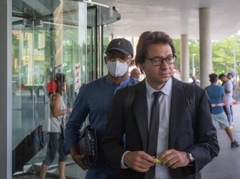 Samuel Eto'o (l) und sein Anwalt Josep Riba (vorne) verlassen das Gericht in Madrid.