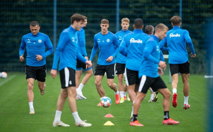 Bei Holstein Kiel stehen Trainer Marcel Rapp 14 Profis zurzeit nicht zur Verfügung.