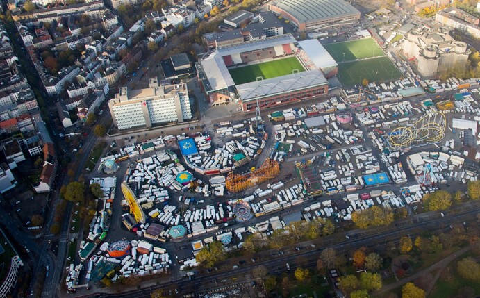 Das Stadion des FC St. Pauli liegt im Zentrum Hamburgs neben dem Heiligengeistfeld, gut acht Kilometer vom Stadion des HSV entfernt.