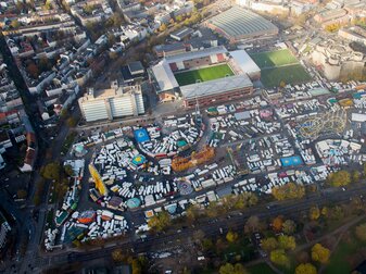 Das Stadion des FC St. Pauli liegt im Zentrum Hamburgs neben dem Heiligengeistfeld, gut acht Kilometer vom Stadion des HSV entfernt. Das Stadion des FC St. Pauli liegt im Zentrum Hamburgs neben dem Heiligengeistfeld, gut acht Kilometer vom Stadion des HSV entfernt.
