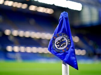 Eine Eckfahne mit dem Logo des FC Chelsea. Eine Eckfahne mit dem Logo des FC Chelsea.