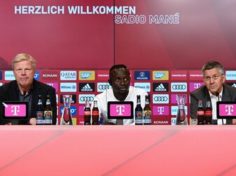Sadio Mané (M) sitzt während seiner Vorstellung neben dem Vorstandsvorsitzenden Oliver Kahn (l) auf dem Podium. Sadio Mané (M) sitzt während seiner Vorstellung neben dem Vorstandsvorsitzenden Oliver Kahn (l) auf dem Podium.