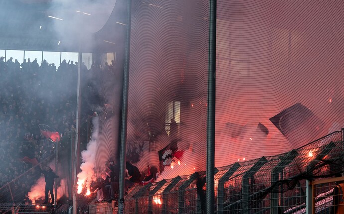 Feuerwerk im Block der Leverkusener Fans beim Spiel in Bochum.