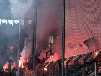 Feuerwerk im Block der Leverkusener Fans beim Spiel in Bochum. Feuerwerk im Block der Leverkusener Fans beim Spiel in Bochum.