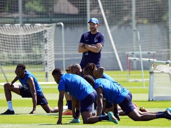 Trainingsauftakt auf dem Schenckendorfplatz: Sandro Schwarz (hinten) leitet sein erstes Training bei Hertha BSC. Trainingsauftakt auf dem Schenckendorfplatz: Sandro Schwarz (hinten) leitet sein erstes Training bei Hertha BSC.