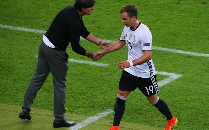 Bei der EM 2016 gibt der damalige Bundestrainer Joachim Löw (l) Mario Götze bei dessen Auswechslung die Hand.