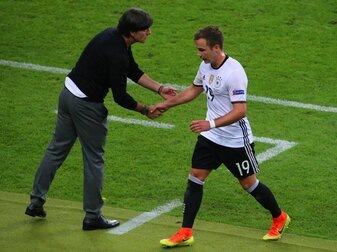 Bei der EM 2016 gibt der damalige Bundestrainer Joachim Löw (l) Mario Götze bei dessen Auswechslung die Hand. Bei der EM 2016 gibt der damalige Bundestrainer Joachim Löw (l) Mario Götze bei dessen Auswechslung die Hand.