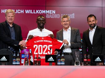 Vorstandschef Oliver Kahn (l-r), Neuzugang Sadio Mané, Vereinspräsident Herbert Hainer und Sportdirektor Hasan Salihamidzic.