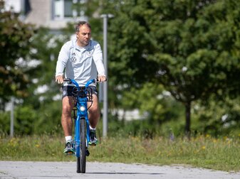 Bundestrainer Hansi Flick kommt auf dem Rad zum Training der Nationalmannschaft gefahren. Bundestrainer Hansi Flick kommt auf dem Rad zum Training der Nationalmannschaft gefahren.