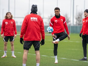 Wechselt auf Leihbasis vom FC Augsburg nach Ingolstadt: Tim Civeja (l).