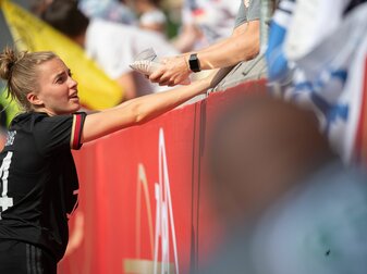 Spürt keinen Neid auf die finanziellen Bedingungen im männlichen Profi-Bereich: Nationalspielerin Laura Freigang. Spürt keinen Neid auf die finanziellen Bedingungen im männlichen Profi-Bereich: Nationalspielerin Laura Freigang.