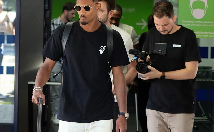 Sebastien Haller kommt am Flughafen in Dortmund an.